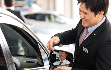 お客様と対話する久保田