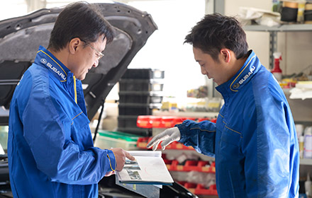 メカニックスタッフに指示をする佐藤