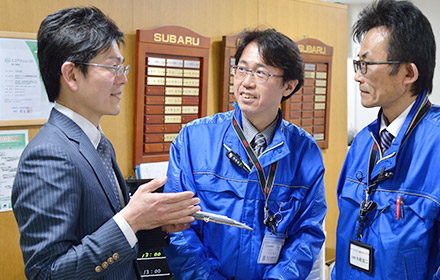 おクルマの情報をフロントスタッフに説明