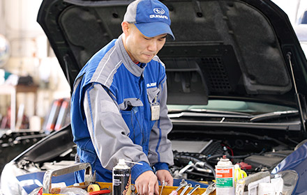 整備作業中の寺田メカニック