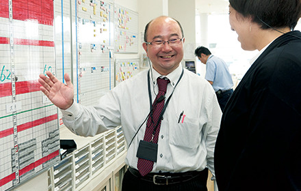 スタッフと打ち合わせ