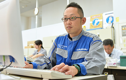 クルマのデータをPCで確認中