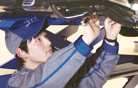 下回りの作業をする角舘