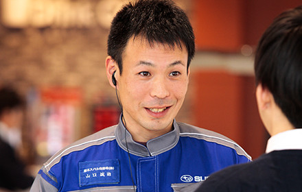 接客中の山口工場長