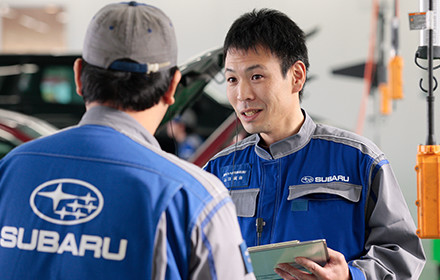 メカニックに指示をする山口工場長