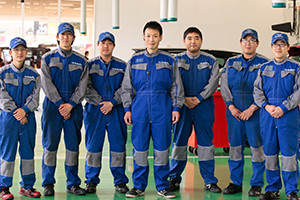 熊本スバル自動車株式会社 東店のスタッフと山口工場長