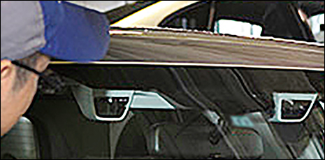 プロの目でウインドゥの汚れ、キズをチェック